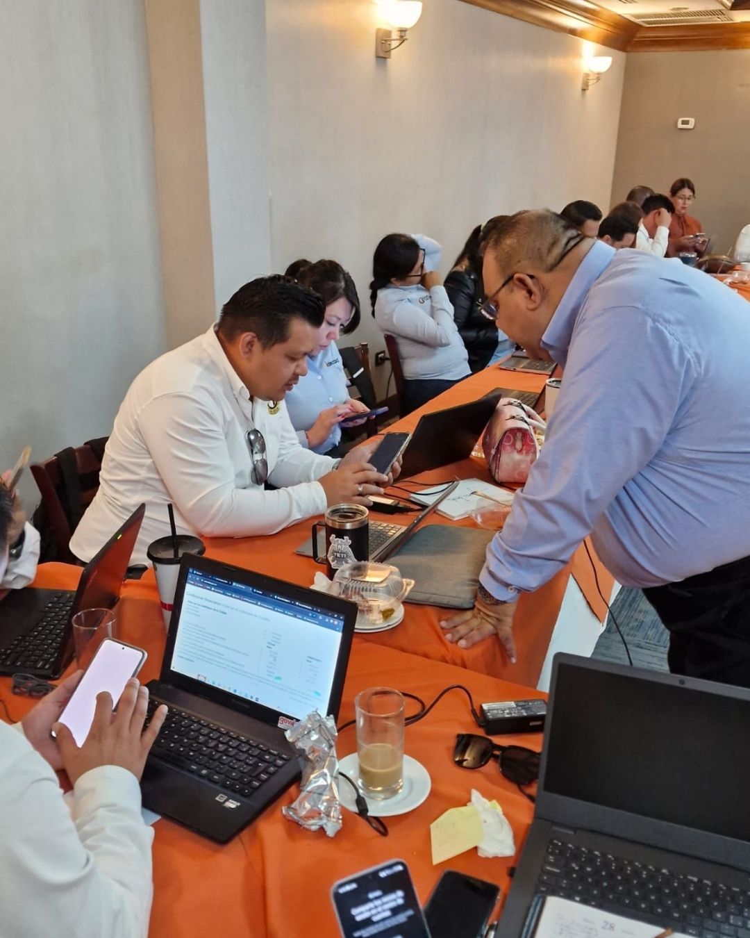 Omar Grimaldo impartiendo capacitación de marketing digital a la fuerza de ventas de IDECASA