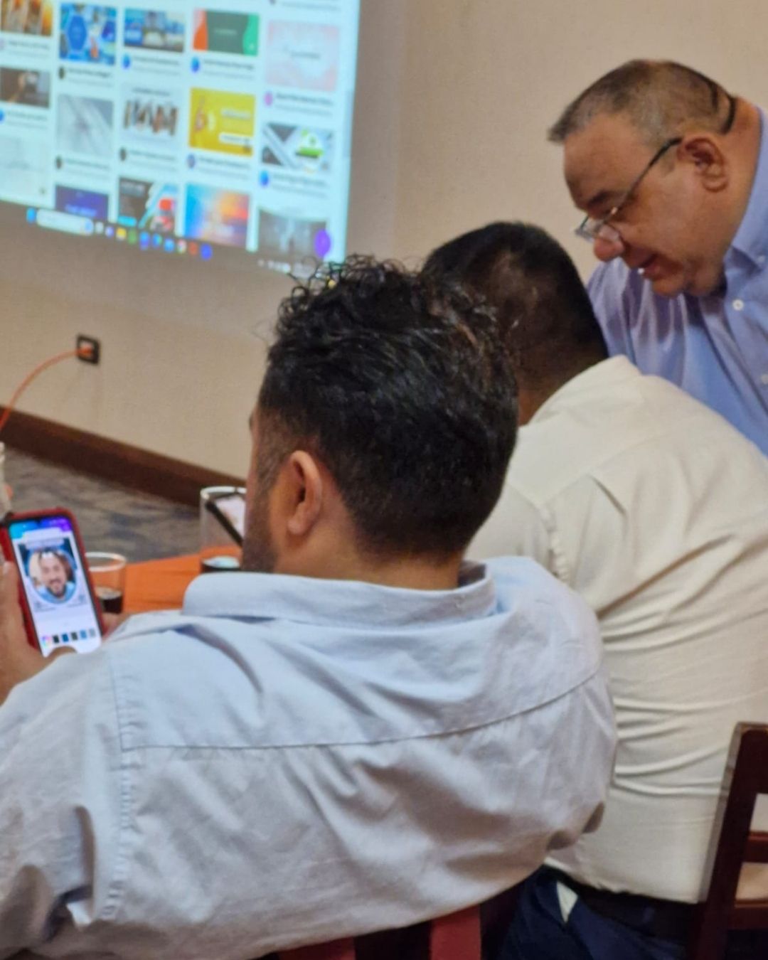 Asesores de ventas de IDECASA durante curso de redes sociales y marketing digital