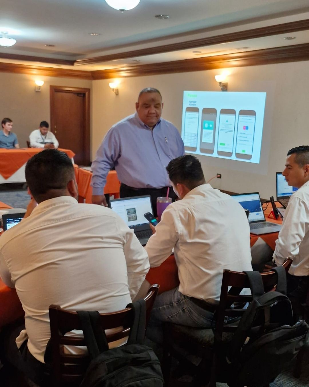 Omar Grimaldo explicando estrategias de redes sociales al equipo comercial de IDECASA