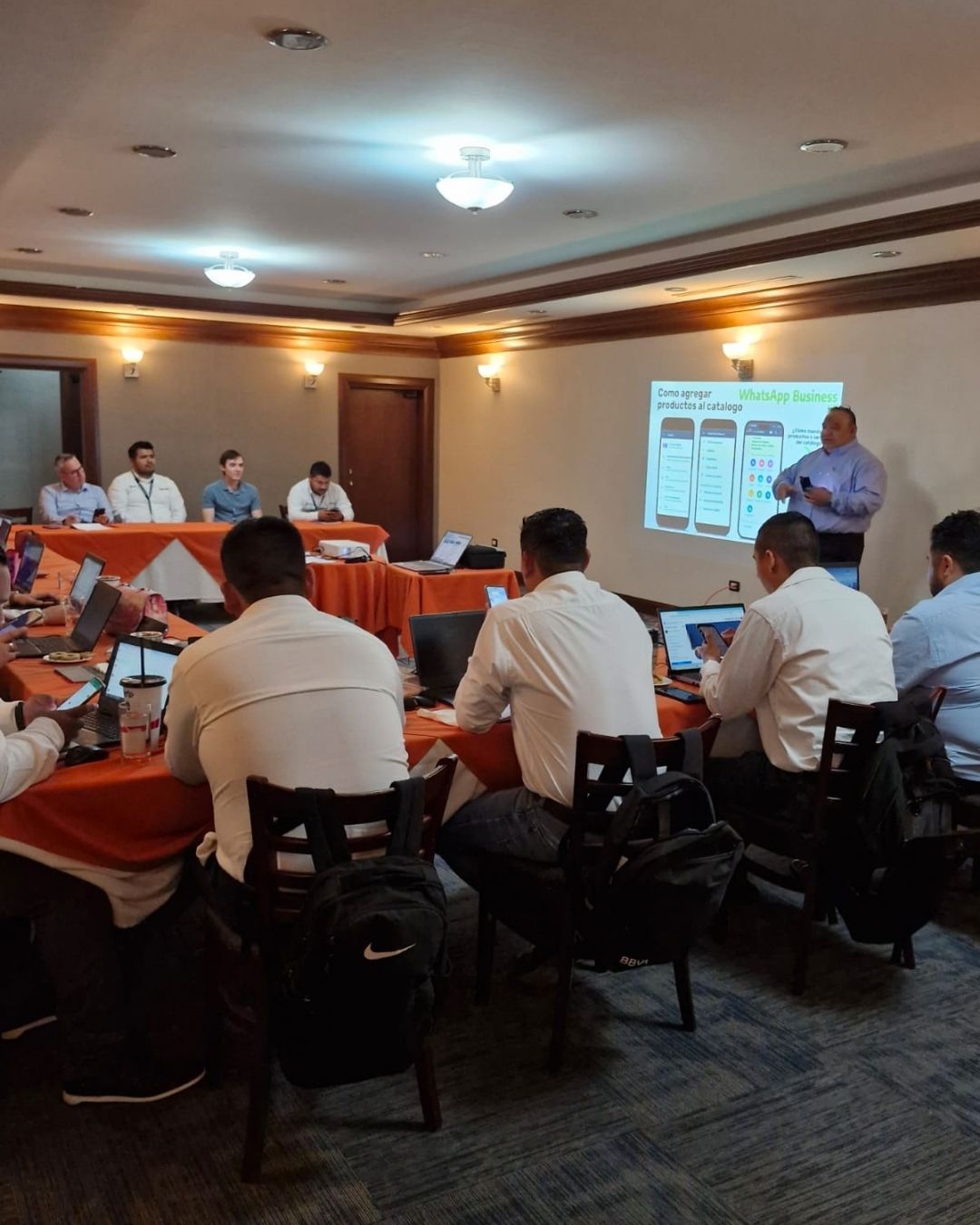 Fuerza de ventas de IDECASA participando en capacitación empresarial