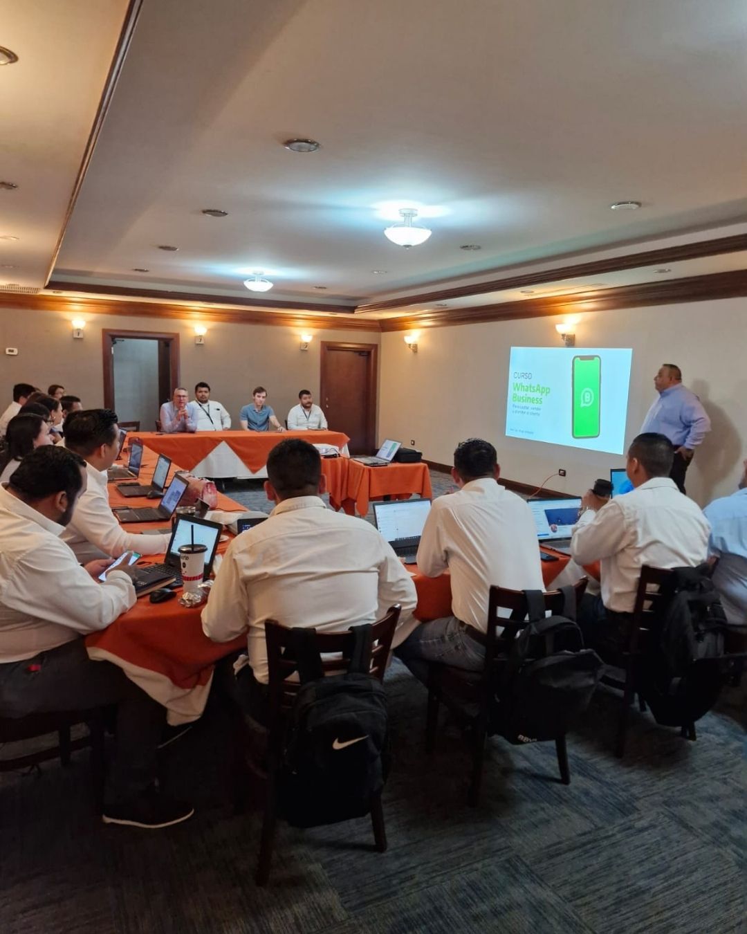 Asesores inmobiliarios realizando ejercicios prácticos durante curso de marketing digital