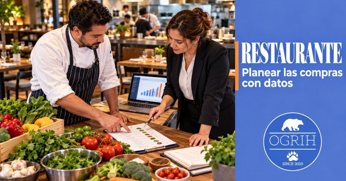 Chef y gerente revisan juntos una lista de ingredientes y datos de ventas en un restaurante